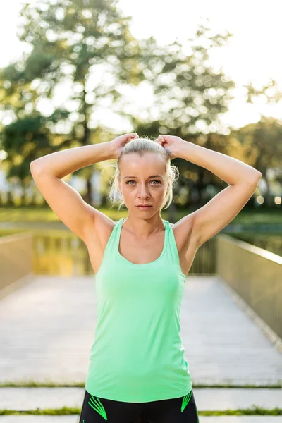 Woman getting ready for training in urban park — Stock Photo, Image