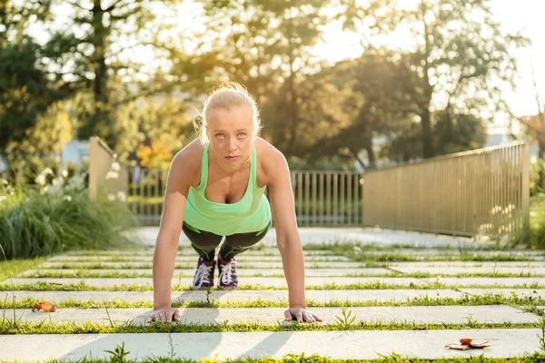 Woman training in urban park at sunset — Stock Photo, Image