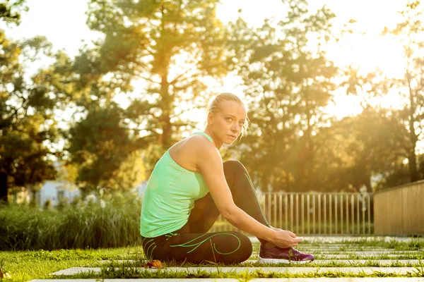 Mujer preparándose para el entrenamiento en parque urbano —  Fotos de Stock