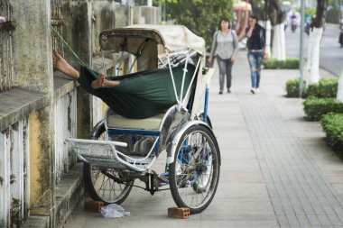 Trishaw arabasını Caddesi üzerinde uyuyor