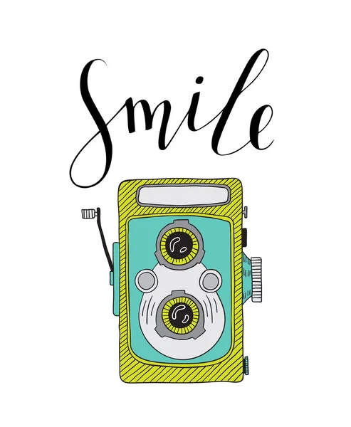 Fotokamera mit Schriftzug - Lächeln. Handgezeichnete Illustration. — Stockvektor