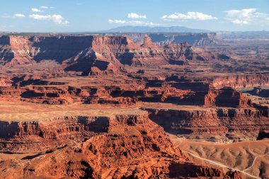 Öğleden sonra Utah, Canyonlands Ulusal Parkı yakınlarındaki Dead Horse Point Eyalet Parkı 'nda.