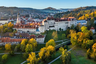 Şatonun gündoğumundan hemen sonra Çek Cumhuriyeti 'nin Güney Bohemya bölgesinde UNESCO tarafından belirlenmiş bir Dünya Mirası Bölgesi olan Cesky Krumlov adlı peri masalı kasabasında hava manzarası.