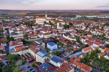 Şafakta Mikulov Kalesi 'nin ve Çek Cumhuriyeti' nin Güney Moravya kenti Mikulov 'un hava manzarası.