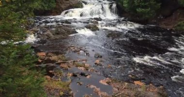 Sonbaharda Copper Falls Eyalet Parkı 'ndaki Bad River' da şelaleler düşüyor..