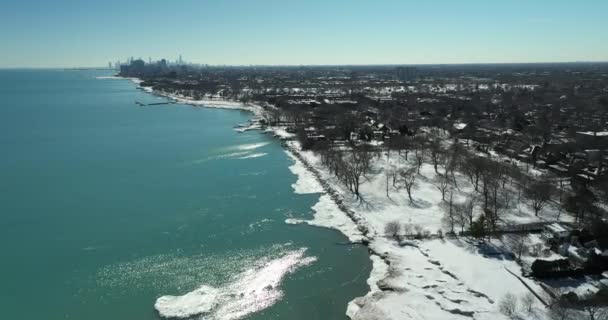 에반스톤 시카고 혹한의 겨울에 오랫동안 추위의 잔여물을 보여준다 — 비디오