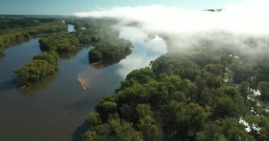 Wisconsin 'de Prairie du Chien yakınlarında bir sonbahar sabahı boyunca bulutlar ve sis bulutları Wisconsin Nehri boyunca tepeleri karartır.