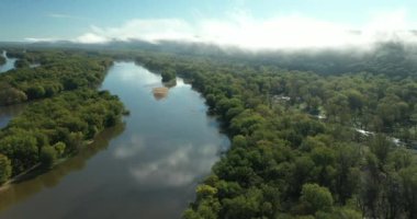 Wisconsin 'de Prairie du Chien yakınlarında bir sonbahar sabahı boyunca bulutlar ve sis bulutları Wisconsin Nehri boyunca tepeleri karartır.