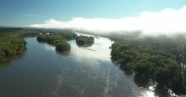 Wisconsin 'de Prairie du Chien yakınlarında bir sonbahar sabahı boyunca bulutlar ve sis bulutları Wisconsin Nehri boyunca tepeleri karartır.