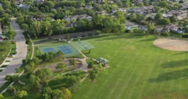 Yaz aylarında top sahaları ve tenis kortları olan Chicago banliyö mahallesinin hava manzarası..