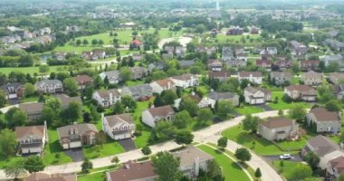 Chicago banliyösündeki lüks bir mahallenin havadan görünüşü