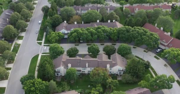 Вид с воздуха на высококлассный район в пригороде Чикаго — стоковое видео