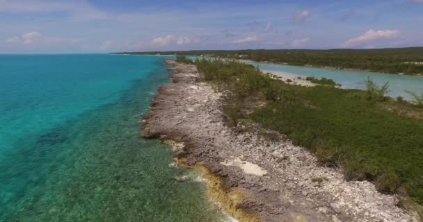 Légi kilátás egy lakatlan strand és türkiz vizek Cat Island, Bahama-szigetek. — Stock videók