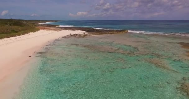 Issız bir sahil ve Bahamalar 'daki Cat Island' ın turkuaz sularının hava manzarası.. — Stok video