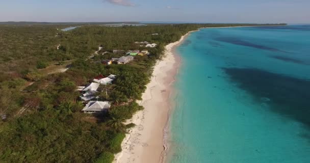 Widok z lotu ptaka na plażę w zatoce Shannas na wyspie Cat Island na Bahamach. — Wideo stockowe