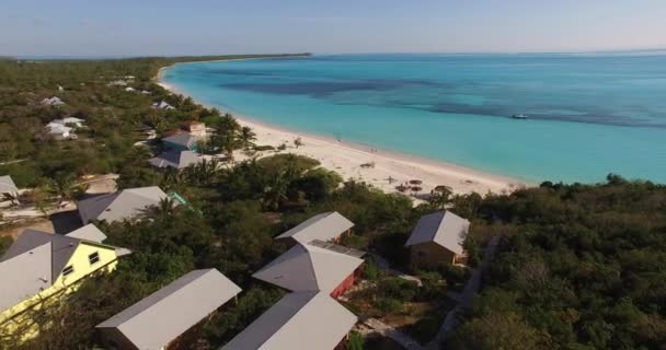 Légi kilátás a strandra a Shannas öbölben a Cat Island, Bahama-szigetek. — Stock videók