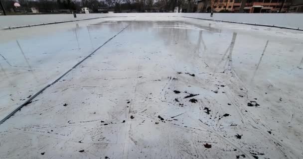 Prázdné Hokejové Kluziště Místním Parku Taje Když Přijde Jaro — Stock video