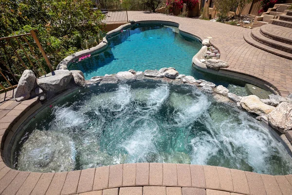 Wannen Whirlpool Mit Pool Und Terrassenterrasse Einem Luxuriösen Haus Wüstenumgebung — Stockfoto