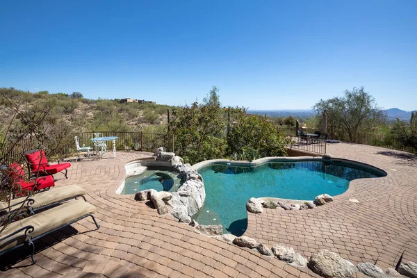 Swimmingpool Und Whirlpool Auf Einer Terrassenterrasse Einem Luxushaus Wüstenumgebung — Stockfoto