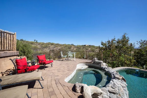Zwembad Met Bubbelbad Terras Een Luxe Huis Een Woestijnachtige Omgeving — Stockfoto