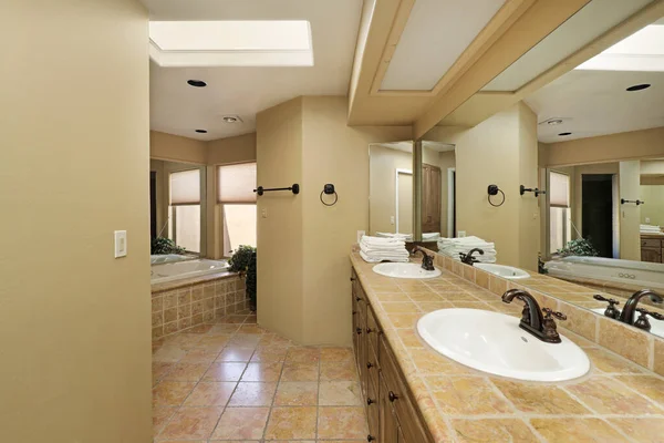 Master Koupelna Luxusním Domě Dvojitým Umyvadlem Vanou Mramorovým Pultem — Stock fotografie