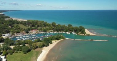 Wilmette Harbor ve Illinois 'deki Michigan Gölü kıyılarının havadan görüntüsü. ABD