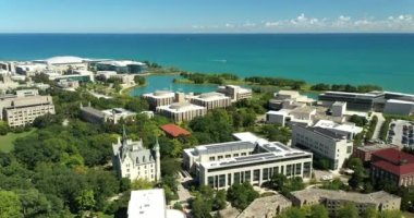 Kuzeybatı Üniversitesi ve Michigan Gölü 'nün havadan görünüşü kampüs lagünü ve çeşmeleriyle.