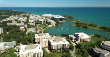 Kuzeybatı Üniversitesi ve Michigan Gölü 'nün havadan görünüşü kampüs lagünü ve çeşmeleriyle.