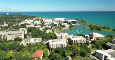 Kuzeybatı Üniversitesi ve Michigan Gölü 'nün havadan görünüşü kampüs lagünü ve çeşmeleriyle.