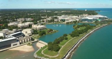 Kuzeybatı Üniversitesi 'nin ve Michigan Gölü' nün ön sahili ve yürüyüş yolu ile hava manzarası..