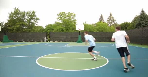 Dos Jugadores Baloncesto Goteando Por Cancha Hacia Una Canasta Una — Vídeos de Stock