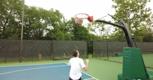 两名篮球运动员在一个室外公园的场地上开枪射击 — 图库视频影像