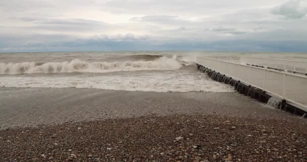 Ondas Bater Cima Cais Glencoe Beach Perto Chicago Dia Ventoso — Vídeo de Stock