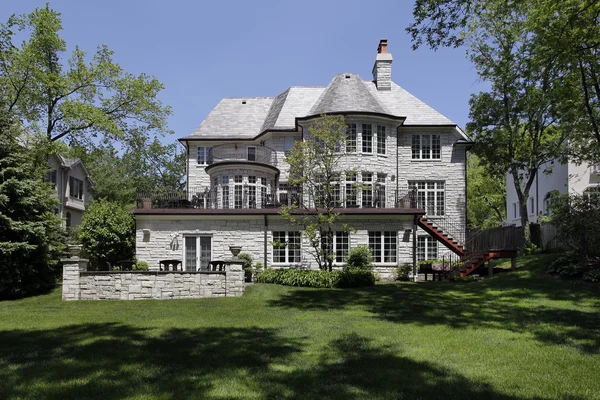 Rückseite des Hauses mit Patio — Stockfoto