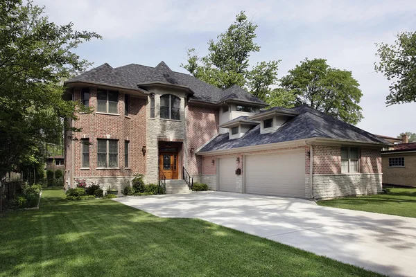 tuğla ev üç araç garaj ile