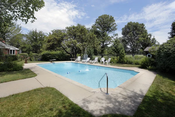 Piscina con vistas al campo de golf —  Fotos de Stock