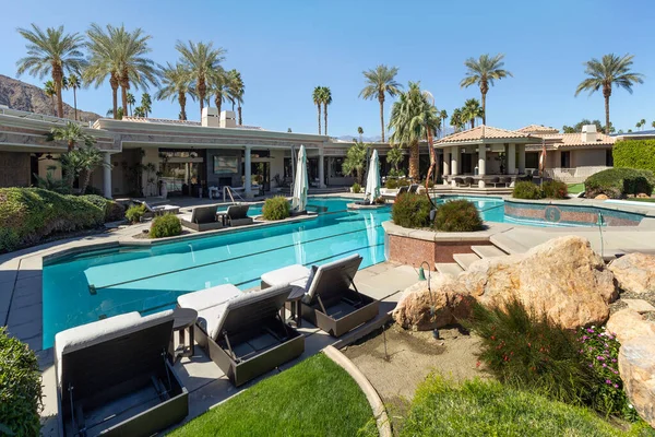 Çok güzel bir açık havuz, jakuzi ve dinlenme odası manzarası. Indian Wells, California 'da büyük lüks bir arazide çardak var..