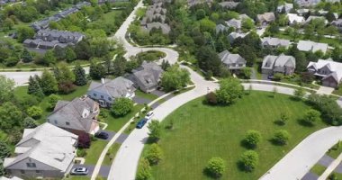 Ağaçlarla kaplı bir banliyö mahallesinin havadan görünüşü..