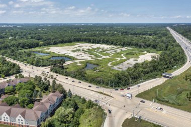 Banliyö bölgesinde işlek bir kavşak ve otoyol yakınında satılık bir önceki endüstriyel kompleksin arazi parselini gösteren bir anten..