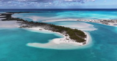 Moriah Harbour Cay Ulusal Parkı 'nın hava görüntüsü Exumas, Bahamalar' daki adaları ve kumsalları gösteriyor..