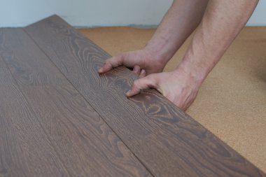 işçinin laminat koyar