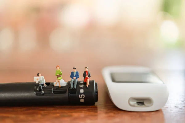 Group Businessman Woman Miniature Figure Sitting Lancet Glucose Meter Wooden — Stock Photo, Image