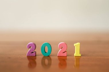 2021 numaralı renkli ahşap masa üzerinde fotokopi alanı olan yakın plan..