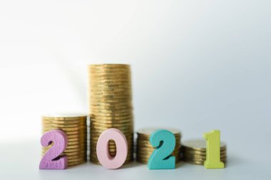 2021 Para, İş ve Planlama Konsepti. Altın paralarla dolu renkli ahşap harfler..
