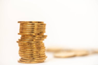 Para ve Mali Konsept. Beyaz arkaplanlı altın sikke yığınını kapat.