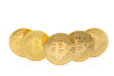 İş, para, teknoloji ve kripto para birimi kavramı. Beyaz arkaplanda izole edilmiş 5 adet bitcoin yakın plan.