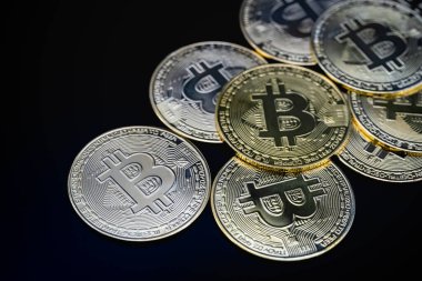 İş, para, teknoloji ve kripto para birimi kavramı. Siyah arkaplanda bitcoin paralarının yakınlaştırılması.