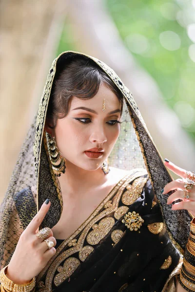 Portret Pięknej Młodej Azjatyckiej Dziewczyny Tajlandii Kobieta Model Tradycyjnych Indii — Zdjęcie stockowe