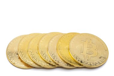 İş, para, teknoloji ve kripto para birimi kavramı. Altın bitcoin paraların yakın plan görüntüsü kesme yolu ile beyaz arkaplanda izole.