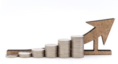 İş Parası Planlama ve Büyüme Konsepti. Beyaz zemin üzerinde tahta ok olan gümüş sikke yığınını kapat.